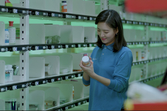 인천GDC센터에서 상품을 피킹하고 있는 모습. CJ대한통운 제공